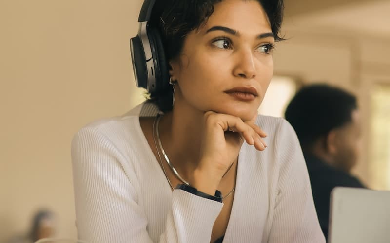 Brain with scattered thoughts while trying to read